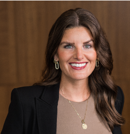 Shelby Lomas headshot.